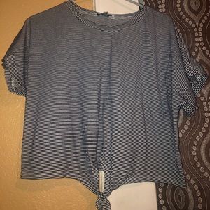 🎉2/$5 Cropped front tie shirt